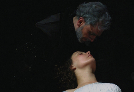 scène finale Robsart (Stéphane Auvray-Nauroy) et Amy (Nathalie Savary) La Reine Écartelée Théâtre de l'Étoile du Nord mise en scène Jean Macqueron 