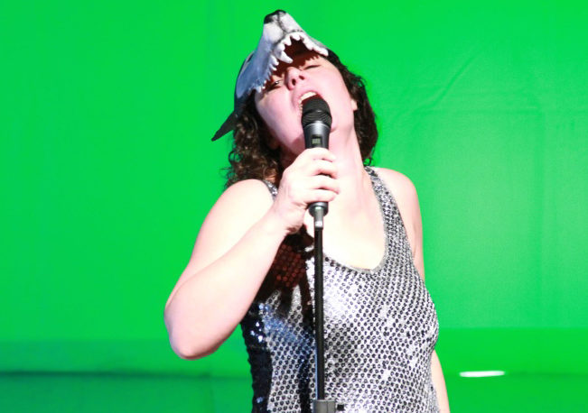 Quoi? Zut! Zob! Love! - Hound dog ©NatalieBeder / N.Savary Quoi? Zut! Zob! Love! festival COPIRIGHT! théâtre Étoile du Nord Im a man ©NatalieBeder Nathalie Savary masque loup cyclo vert