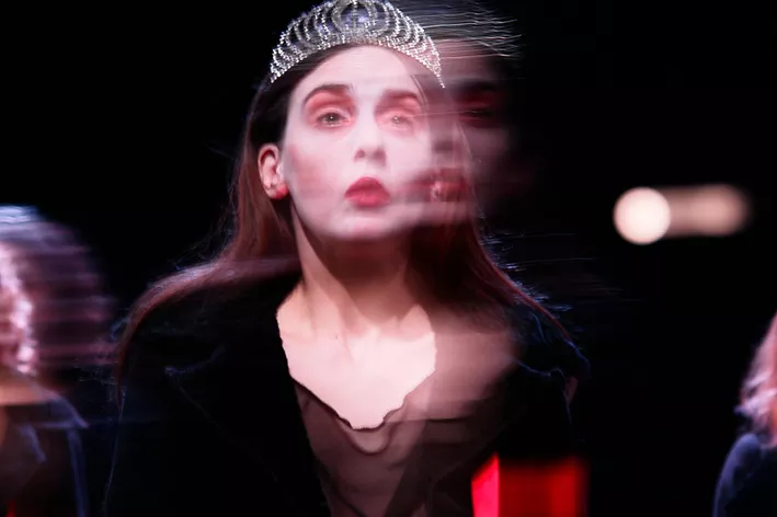 Le Roi Lear mise en scène Sylvie Reteuna théâtre de l'Oiseau Mouche ©BrunoDewaelle Jennifer Barrois Cordélia Nathalie Savary
